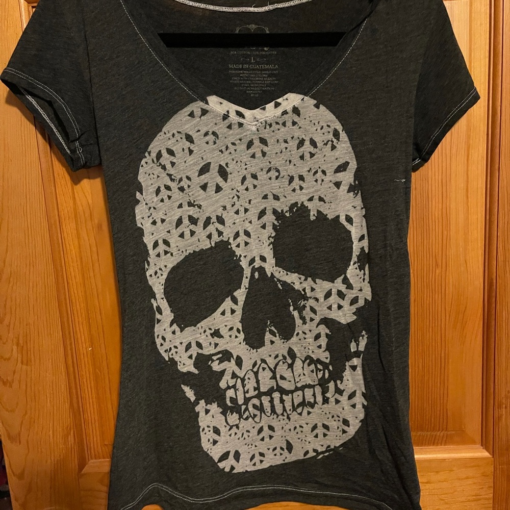 Skull peace sign short sleeve v neck size large